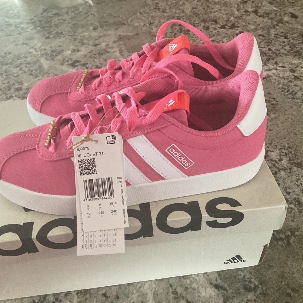 Adidas NWT women’s pink suede VL Court 3.0 true to size  7.5 size shoes